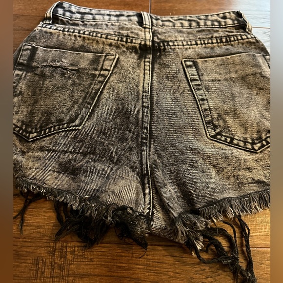 🌹SIGNATURE8 ~ Size Small ~ Black Distressed Jean Shorts - Picture 8 of 16